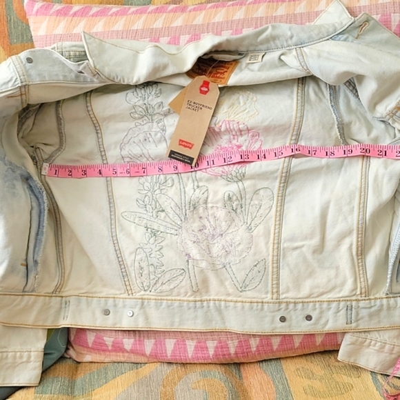 Levi's Embroidered Ex-Boyfriend Trucker Jacket NWT - Picture 7 of 9